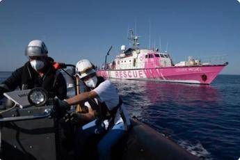 Migranti, la nave rosa di Banksy ha già salvato 89 persone Migranti, la nave rosa di Banksy ha già salvato 89 persone